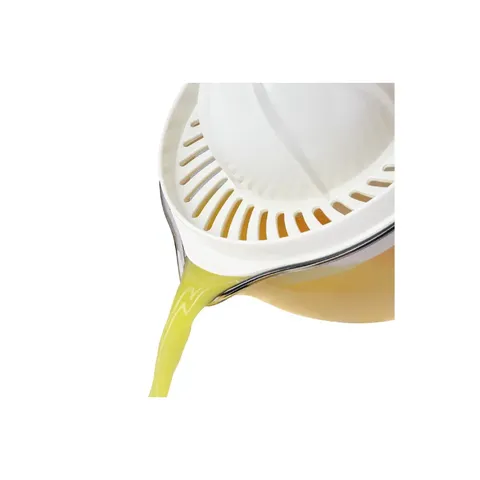 Leifheit Comfortline Citrus Press pouring