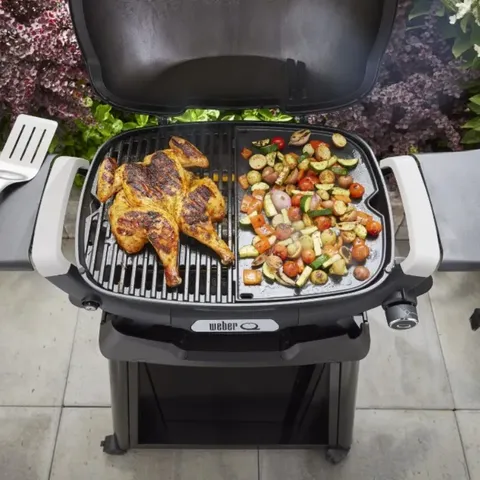 Weber Q2100N/Q2200N/Q2800N+ Cast Iron Griddle Lifestyle